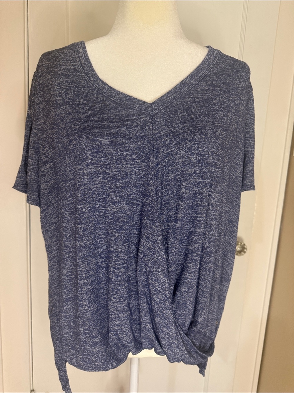 Relaxed V-Neck Short Sleeve Tee in Heather Blue
